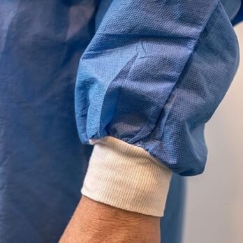 Vestidos médicos desechables con aislamiento de PPE – Nivel 2, cobertura trasera completa, cierre de doble lazo, material SMS 1.23 oz, puños de punto, unisex, azul profesional para atención médica